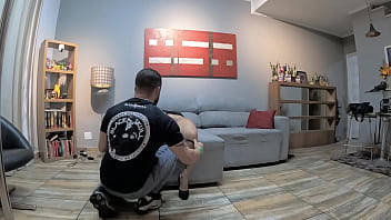 Meu marido corno estava descansando enquanto seu melhor amigo fazia seu trabalho de me foder como uma prostituta