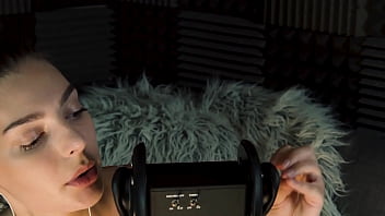 Ear tapping asmr with ekko asmr