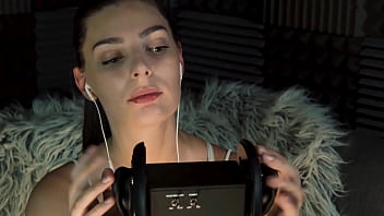 Ear tapping asmr with ekko asmr