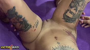 Sexo no sofá com minha namorada tatuada