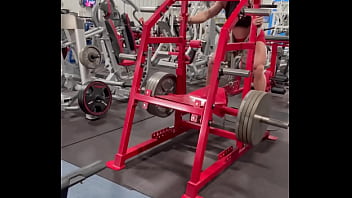 Them slooooowwwww squats tho happy friday lemme see your flex