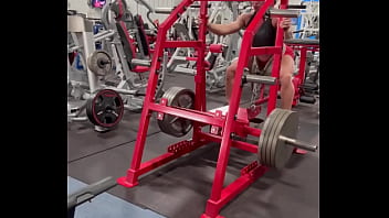 Them slooooowwwww squats tho happy friday lemme see your flex