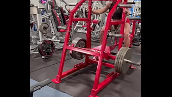 Them slooooowwwww squats tho happy friday lemme see your flex