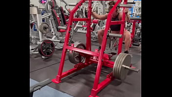 Them slooooowwwww squats tho happy friday lemme see your flex