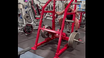 Them slooooowwwww squats tho happy friday lemme see your flex