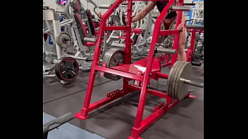 Them slooooowwwww squats tho happy friday lemme see your flex