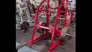 Them slooooowwwww squats tho happy friday lemme see your flex