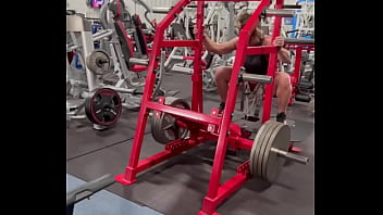 Them slooooowwwww squats tho happy friday lemme see your flex