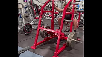 Them slooooowwwww squats tho happy friday lemme see your flex