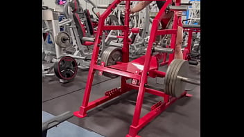 Them slooooowwwww squats tho happy friday lemme see your flex