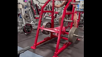 Them slooooowwwww squats tho happy friday lemme see your flex