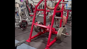 Them slooooowwwww squats tho happy friday lemme see your flex