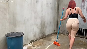 Eu não resisti essa bunda enorme passando por mim tive que pegar com força