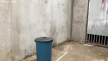 Eu não resisti essa bunda enorme passando por mim tive que pegar com força