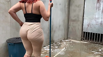 Eu não resisti essa bunda enorme passando por mim tive que pegar com força