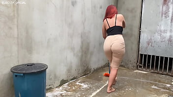 Eu não resisti essa bunda enorme passando por mim tive que pegar com força