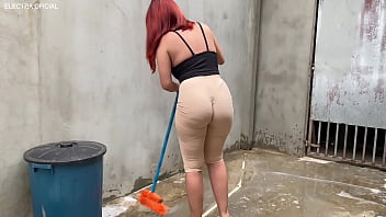 Eu não resisti essa bunda enorme passando por mim tive que pegar com força