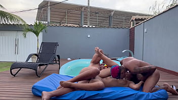 Meus amigos me levaram para casa de praia para tomar banho de piscina a única coisa q eu tomei foi pica Meus amigos me levaram para casa de praia para tomar banho de piscina a única coisa q eu tomei foi pica