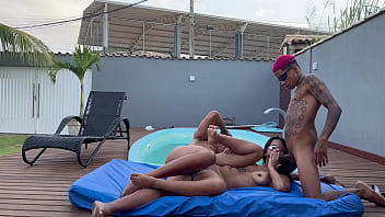 Meus amigos me levaram para casa de praia para tomar banho de piscina a única coisa q eu tomei foi pica