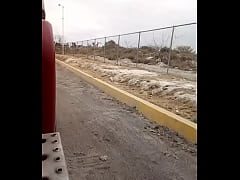 Play MP4 - Exhibiendose en un paradero