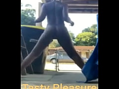 Play MP4 - Outdoor Twerking Of My Babe&comma; But She Got Spotted