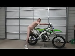 Play MP4 - Kevin Yardley fucks his third motorcycle