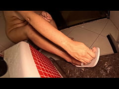 Play MP4 - Tomando banho sentada por estar com os ligamentos rompidos do joelho