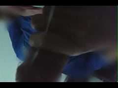 Play MP4 - Novinho Pauzudo Goza espirrando muita porra com tes&atilde;o