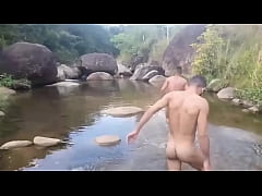 Play MP4 - Curioso levando rola na cachueira