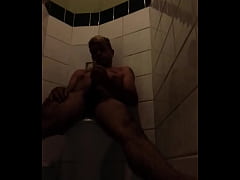 Play MP4 - Se masturbando no banheiro
