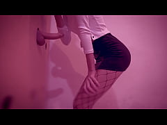 Play MP4 - Esposa hot en su primer glory hole&comma; Cockold