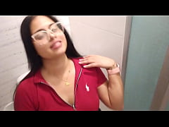 Play MP4 - La puta de mi hermanastra llega de fiesta y no deja de chuparmela