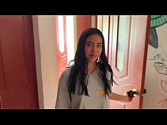 Play MP4 - Chica latina esp&iacute;a a su vecino y se come toda su verga