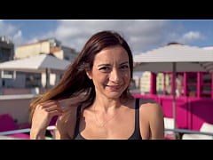 Play MP4 - MIlf me lleva a su habitaci&oacute;n de hotel&comma; me hace una paja con los pies y me hace la mamada de mi vida