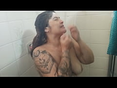 Play MP4 - Meu marido safado me pegou no banho e colocou eu pra mamar a rola dura