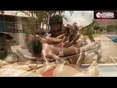 Play MP4 - Agatha Mama e Luiza Ambiel em Amigas safadas aprontando com o piscineiro BBC em um dia de sol - Gratuito