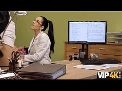 Play MP4 - VIP4K&period; Brunette kann dem Kreditgeber nicht widersprechen&comma; wenn sie Geld bekommen will