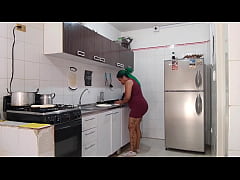 Play MP4 - mientras mi madrastra hace los deberes del hogar yo le llego por detr&aacute;s y empiezo a acariciarle su gran culo