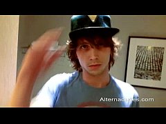 Play MP4 - scruffy skater beats off