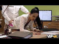 Play MP4 - VIP4K&period; Fremder&comma; der im Leihb&uuml;ro arbeitet&comma; befriedigt M&auml;dchen f&uuml;r Sex