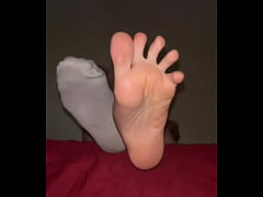 Play MP4 - Horny Arab Hijab Spreads Her Toes & Shows Off Her Soft Muslim Soles in Tight Foot Tease