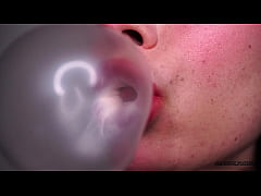 Play MP4 - Lush Lips & Bubblegum