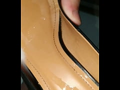 Play MP4 - Peguei o Scarpin da prima mais uma vez e enchi de leite&excl;&excl;&excl; Muito tes&atilde;o&excl;&excl;&excl;