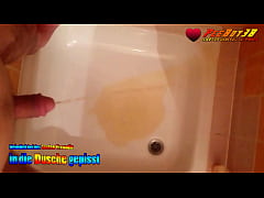Play MP4 - Andy weiht &lpar;pinkelt&rpar; heimlich die Dusche seiner besten Freundin ein