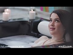 Play MP4 - If Evelyn Claire wants to fuck&comma; she signals it very clearly