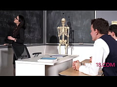 Play MP4 - Italian Teacher Keeps Us Attentive Through Free Use