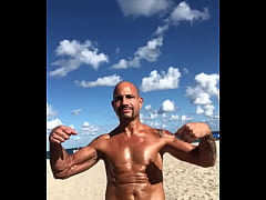Play MP4 - FLEXING AT THE BEACH
