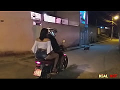 Play MP4 - A danadinha da Danny Hot&comma; vai na pra&ccedil;a encontra um amiguinho e ela sobe na moto com ele pra fuder a bucetinha com uma rola enorme