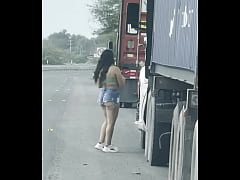 Play MP4 - exhibicionismo en la carretera con traileros