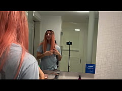 Play MP4 - Guy Tries on Female Wig